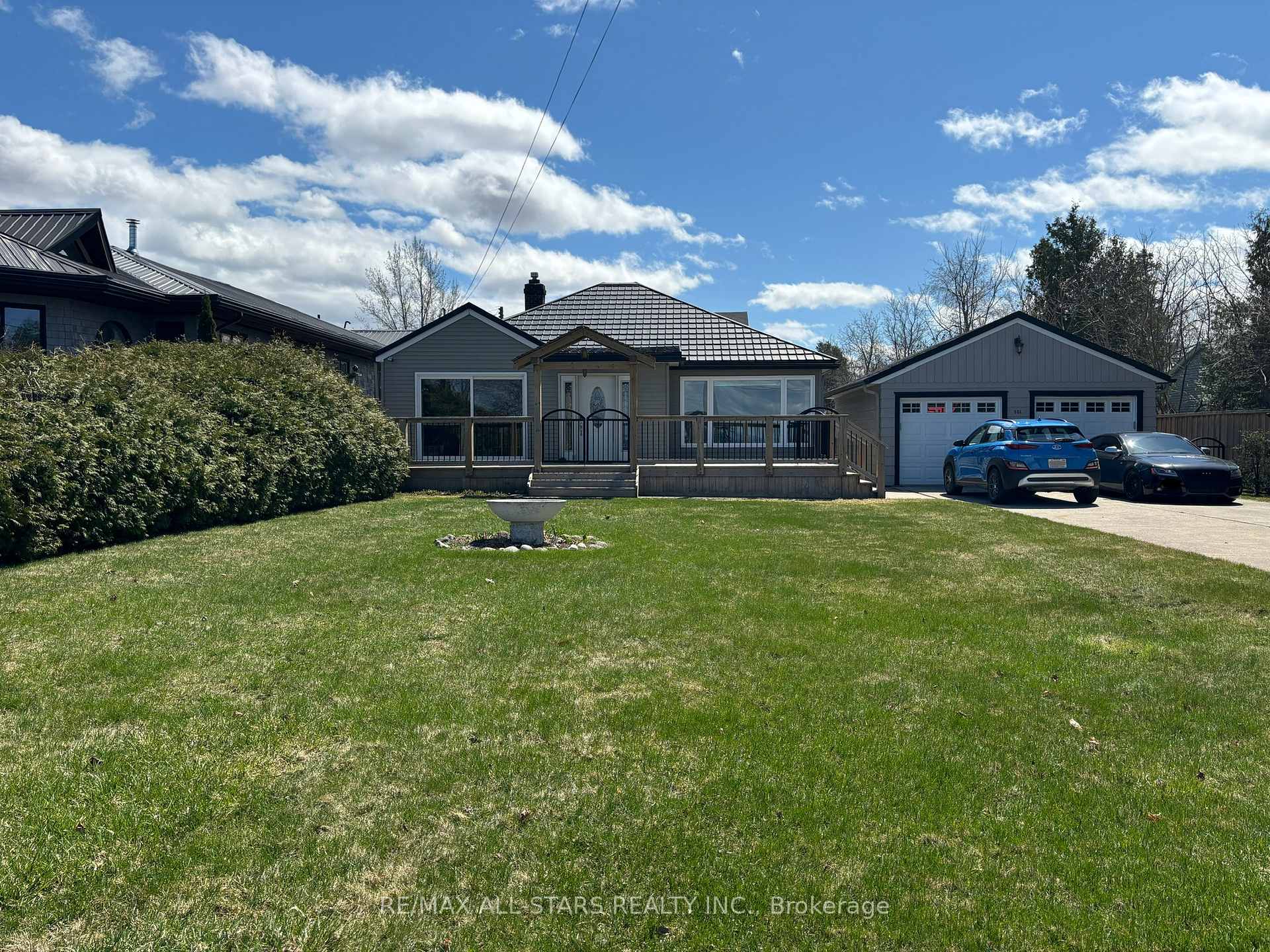Photo 2 of 521 Lake Drive E, Georgina, Historic Lakeshore Communities — HOMEH