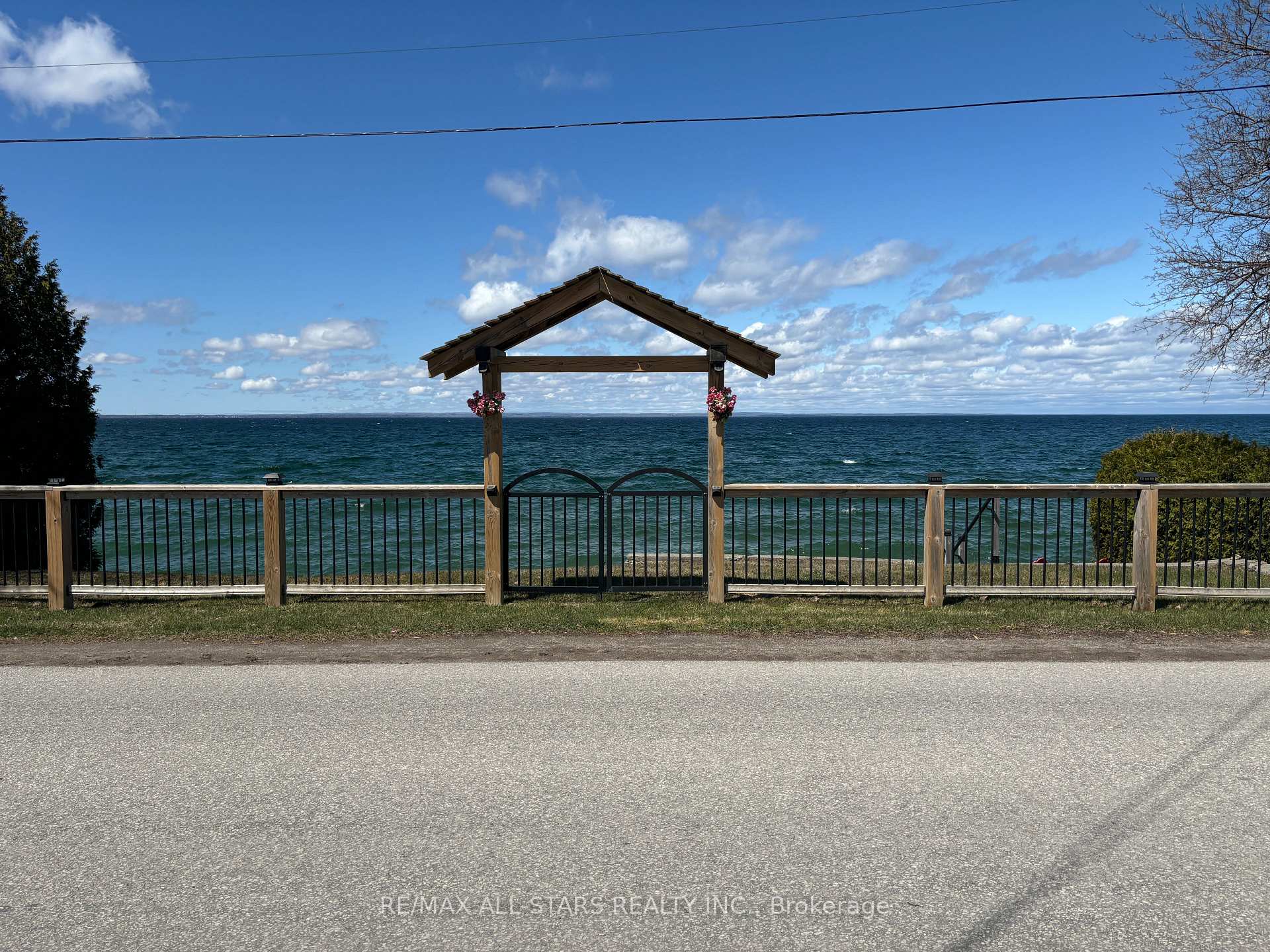 Photo 3 of 521 Lake Drive E, Georgina, Historic Lakeshore Communities — HOMEH