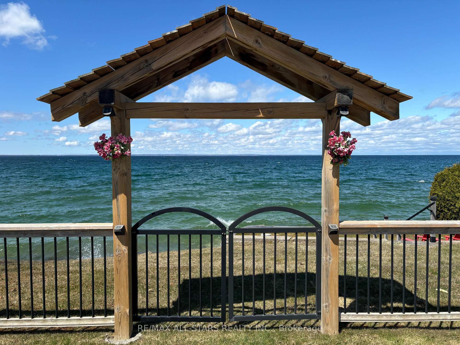 Photo 4 of 521 Lake Drive E, Georgina, Historic Lakeshore Communities — HOMEH