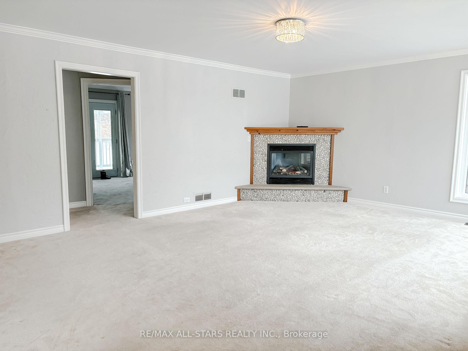 Photo 6 of 521 Lake Drive E, Georgina, Historic Lakeshore Communities — HOMEH