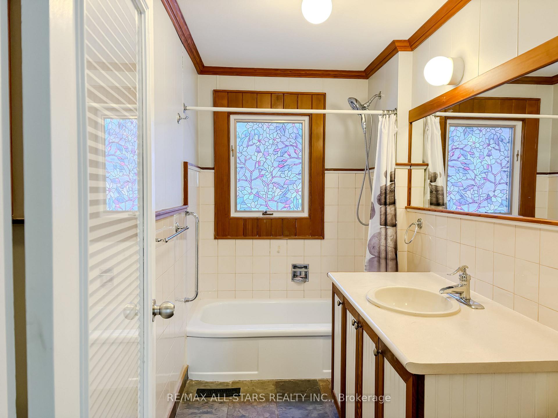Photo 14 of 521 Lake Drive E, Georgina, Historic Lakeshore Communities — HOMEH