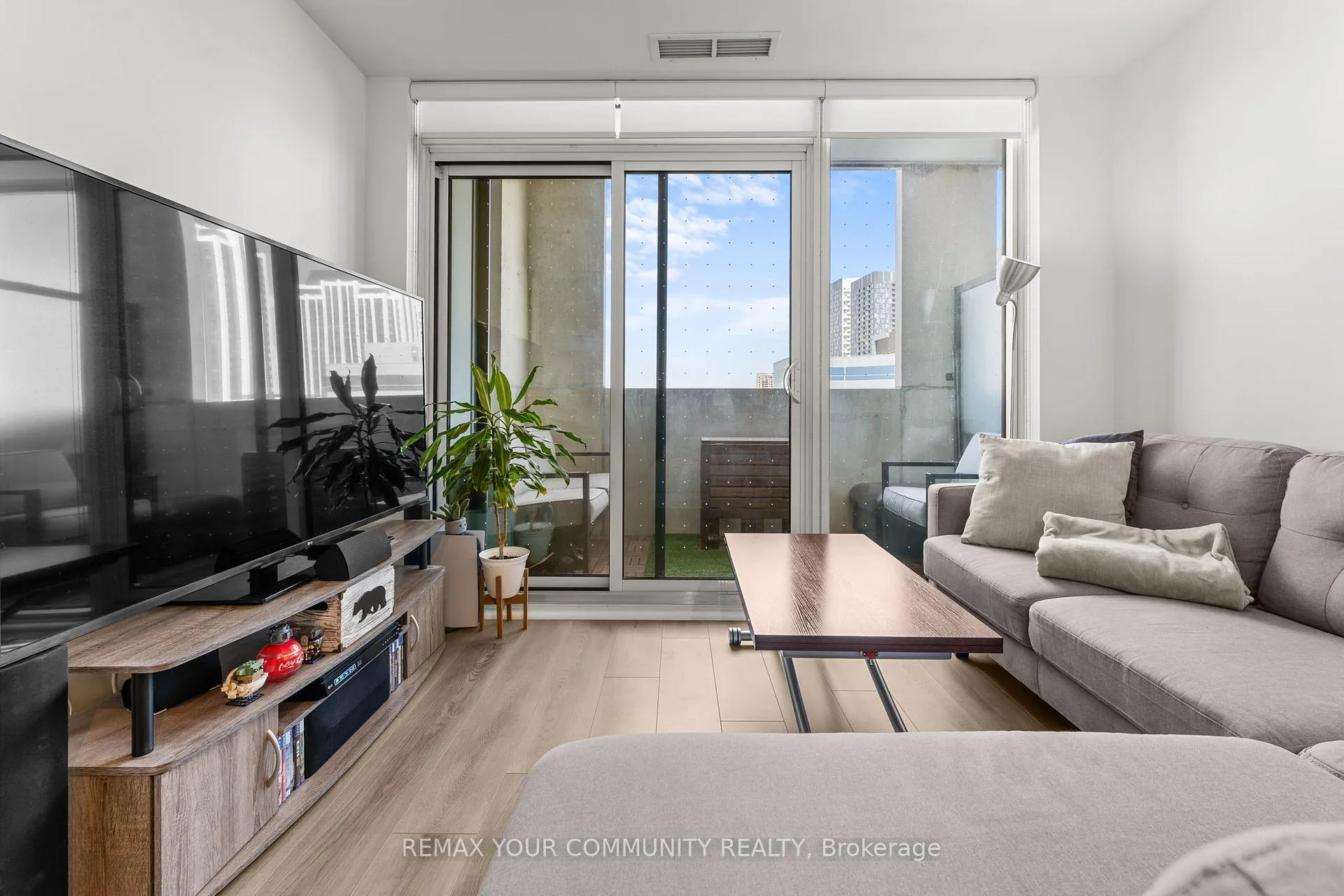 Photo 10 of Unit 429, 9000 Jane Street, Vaughan, Vellore Village — HOMEH