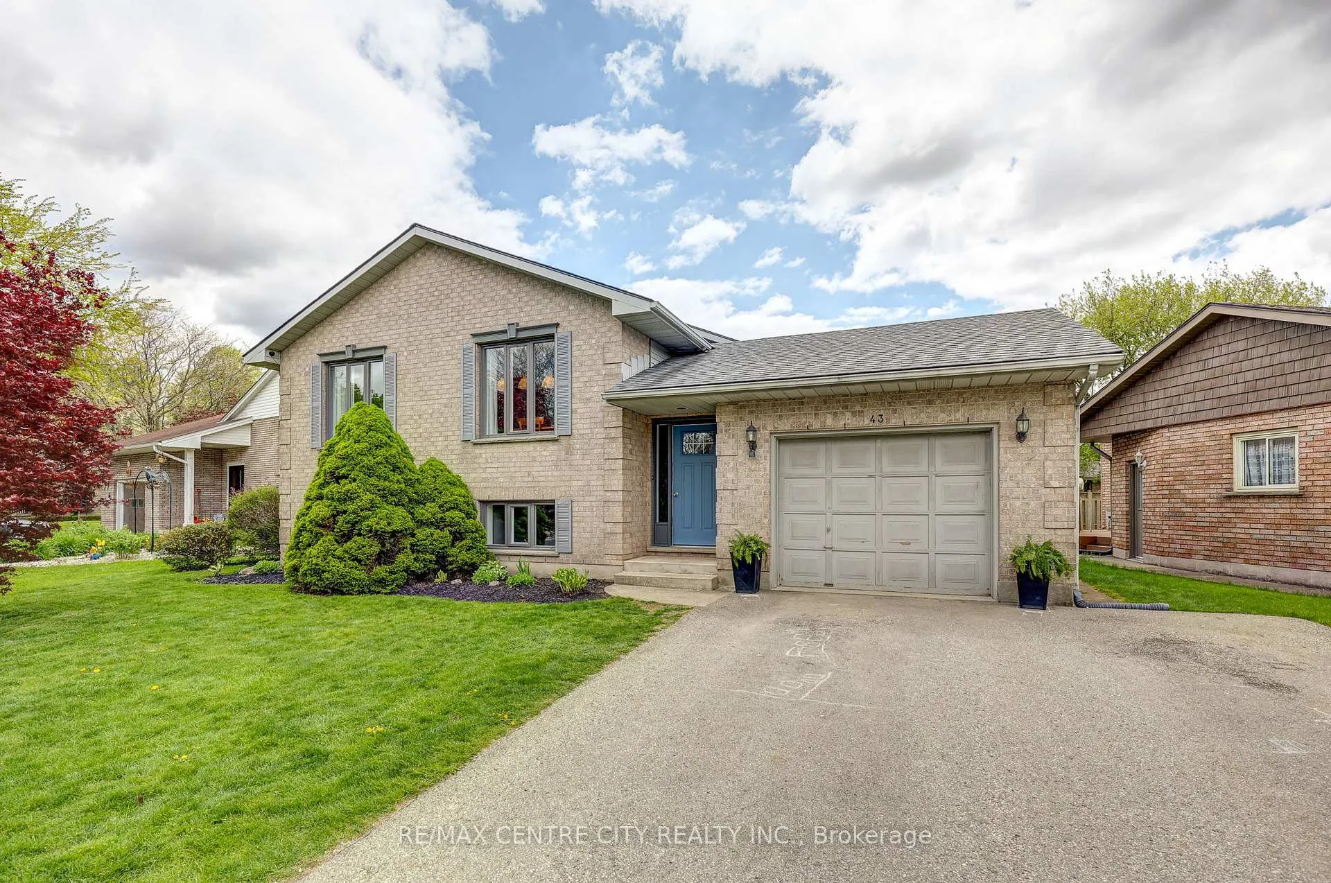 Photo 2 of 43 Sinclair Crescent, Aylmer — HOMEH