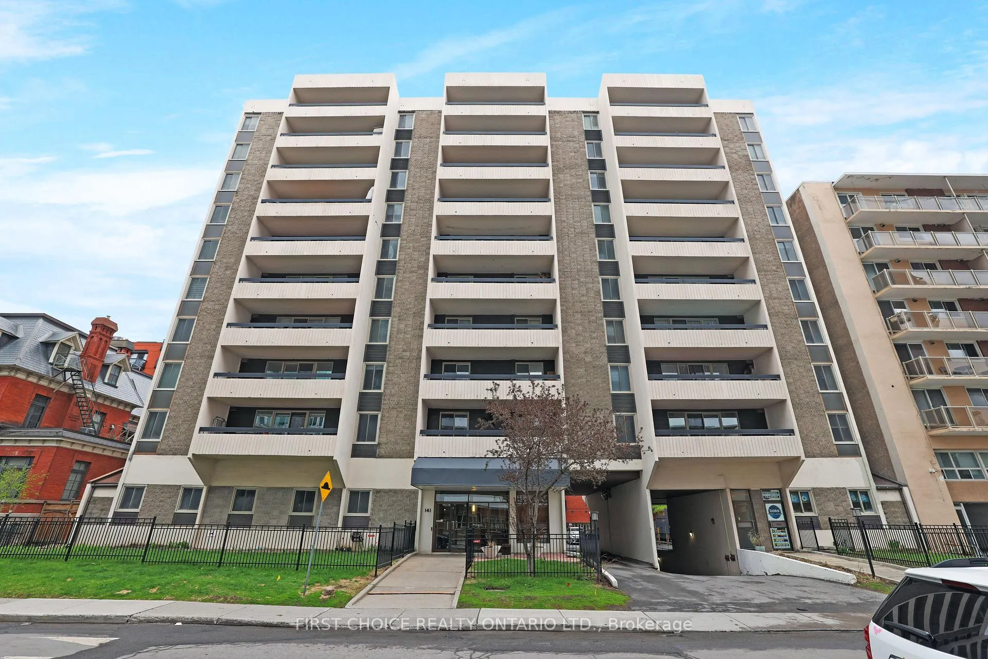 Front of Unit 703, 141 Somerset Street W