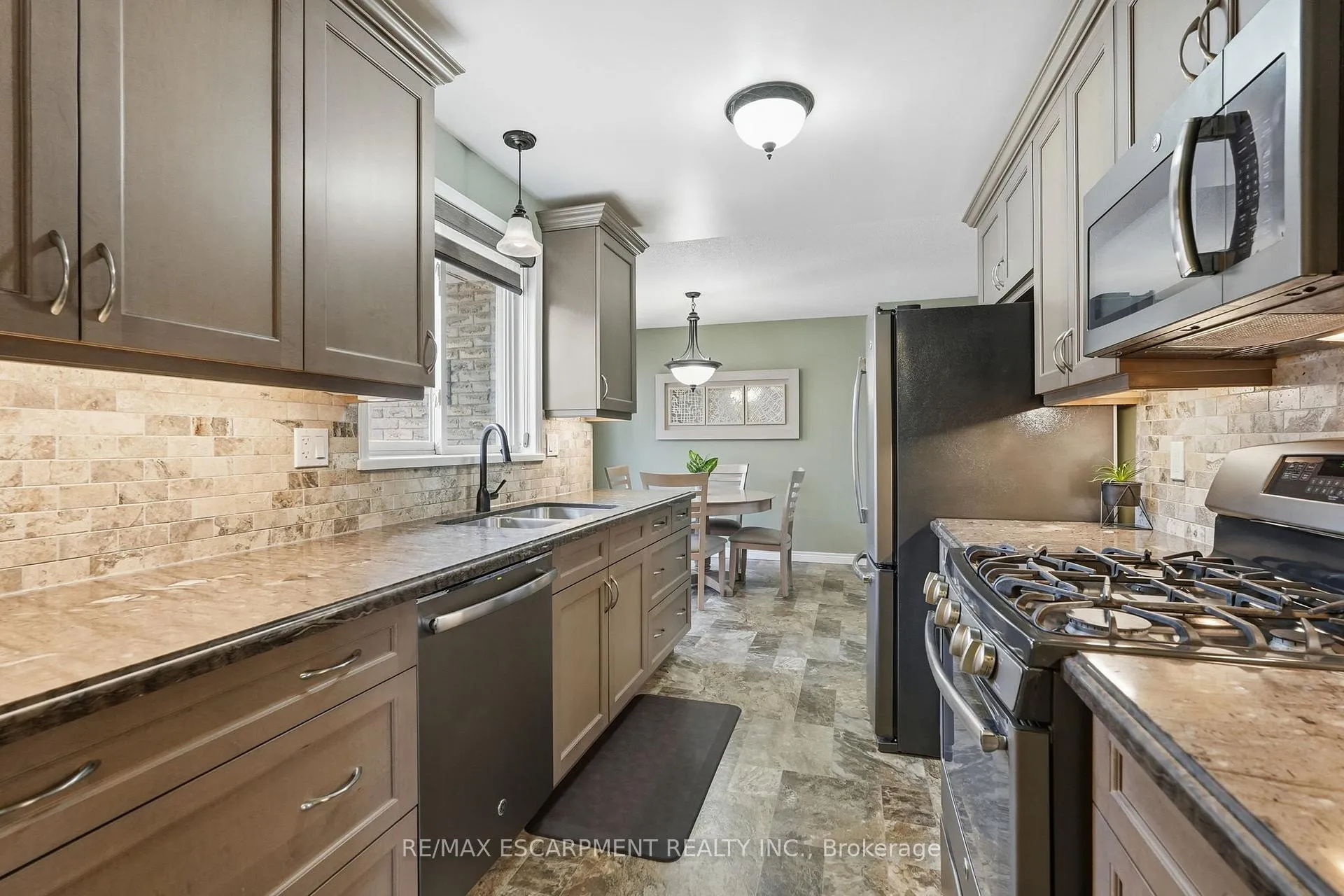 Photo 4 of 300 Eaglewood Drive, Hamilton, Eleanor — HOMEH