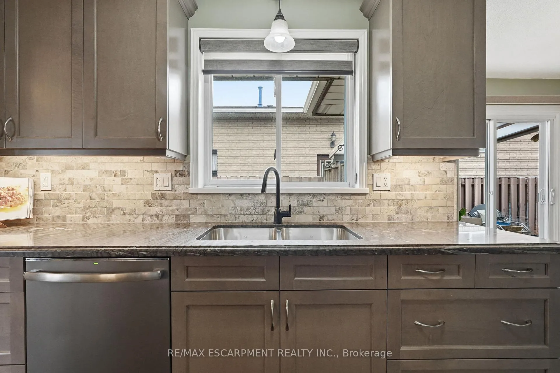 Photo 5 of 300 Eaglewood Drive, Hamilton, Eleanor — HOMEH