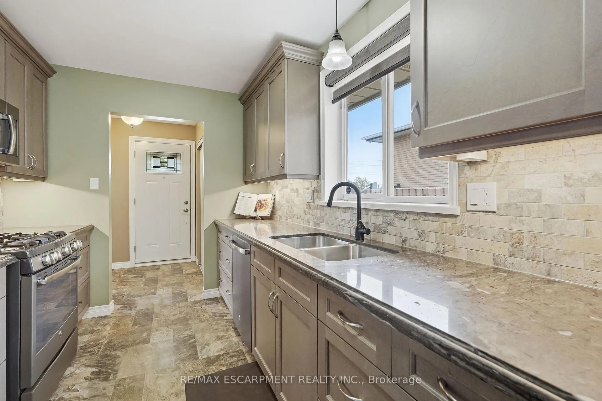 Photo 7 of 300 Eaglewood Drive, Hamilton, Eleanor — HOMEH