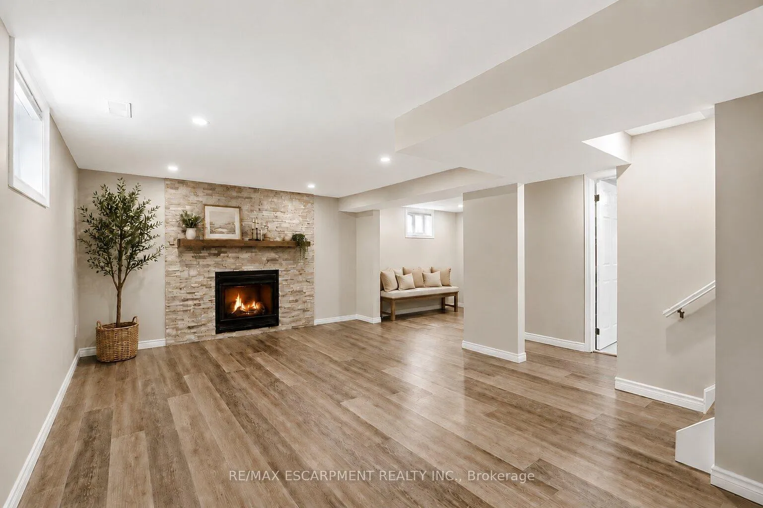 Photo 29 of 300 Eaglewood Drive, Hamilton, Eleanor — HOMEH