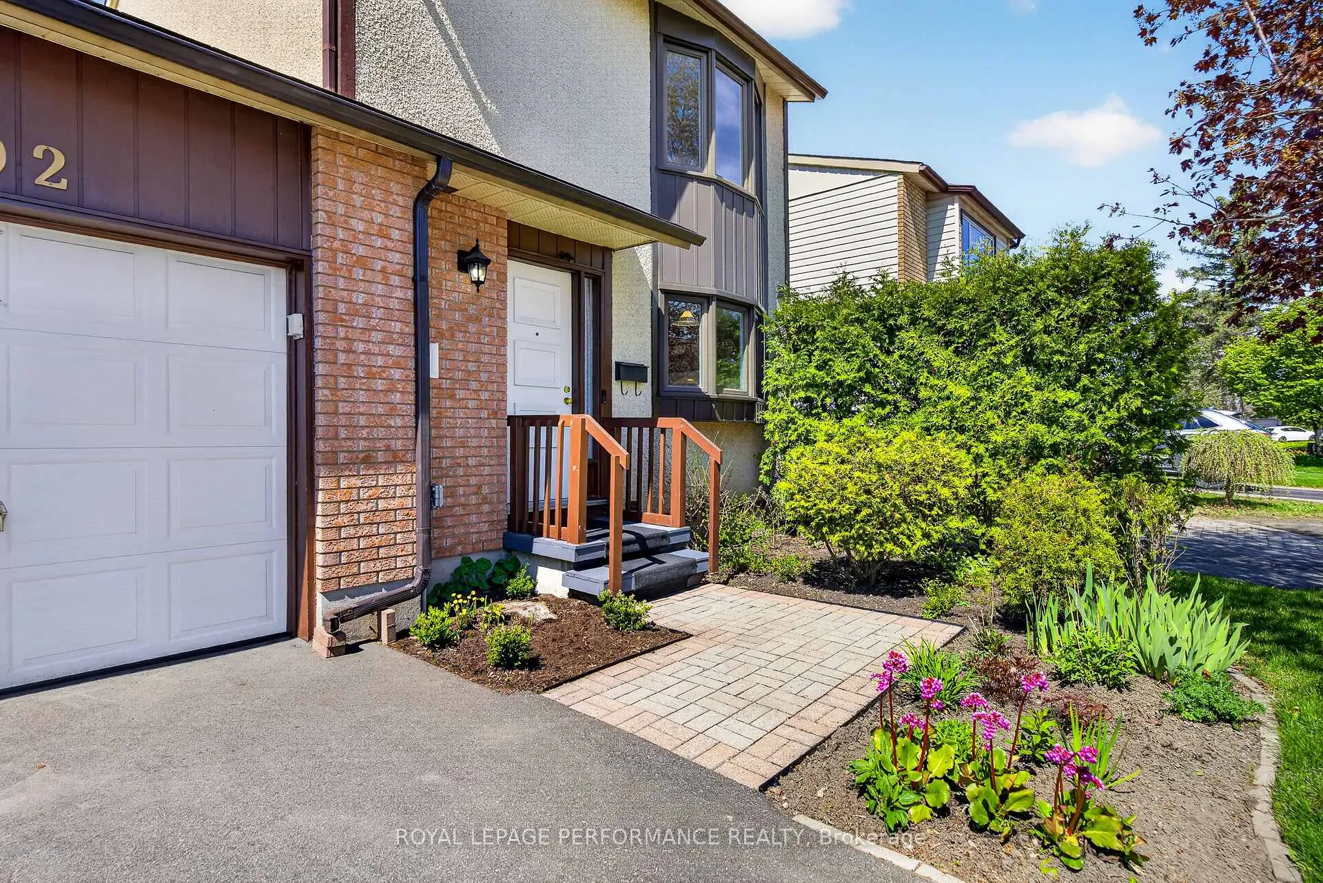 Photo 5 of 402 Duval Lane, Ottawa, Queenswood Heights South — HOMEH