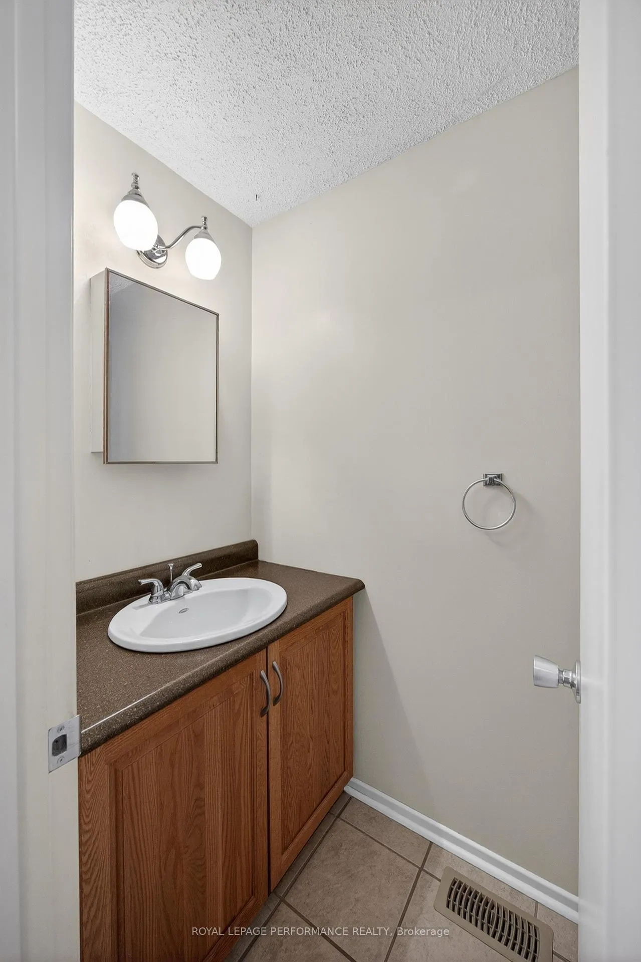 Photo 9 of 402 Duval Lane, Ottawa, Queenswood Heights South — HOMEH