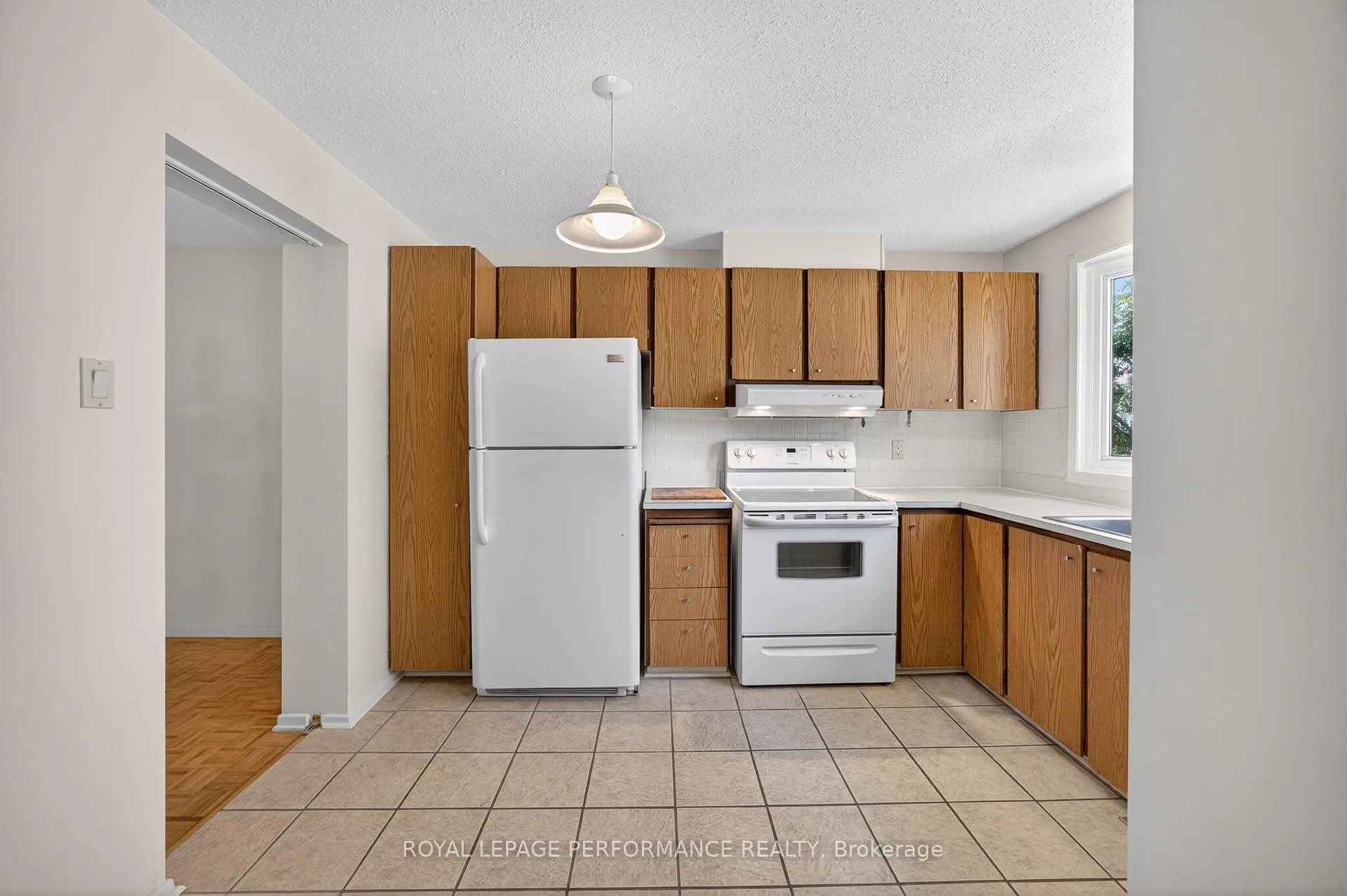 Photo 12 of 402 Duval Lane, Ottawa, Queenswood Heights South — HOMEH