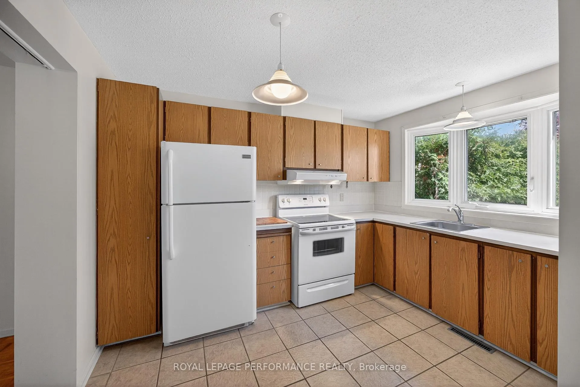 Photo 13 of 402 Duval Lane, Ottawa, Queenswood Heights South — HOMEH