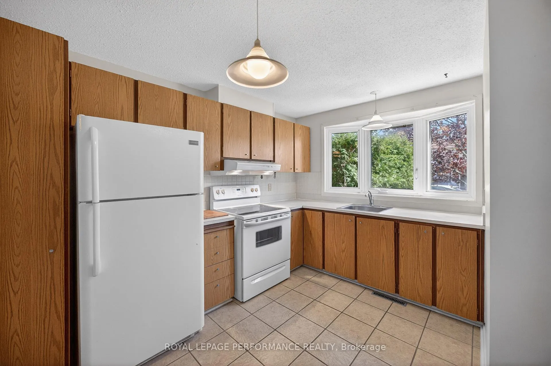 Photo 14 of 402 Duval Lane, Ottawa, Queenswood Heights South — HOMEH
