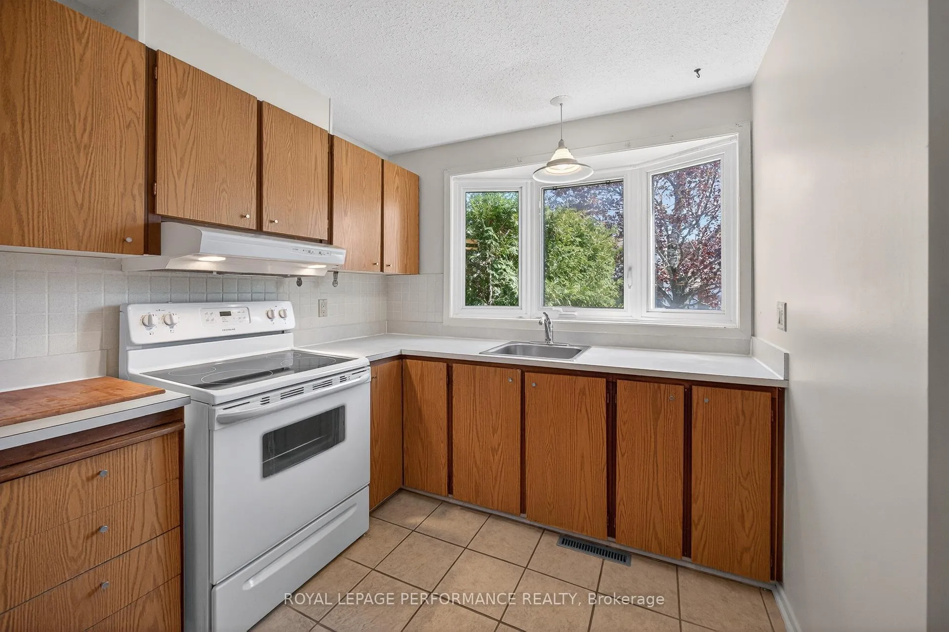 Photo 15 of 402 Duval Lane, Ottawa, Queenswood Heights South — HOMEH