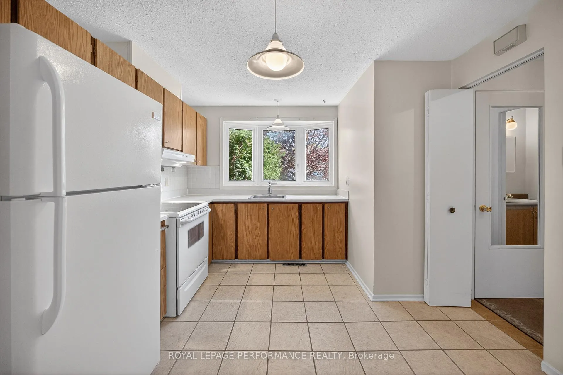 Photo 16 of 402 Duval Lane, Ottawa, Queenswood Heights South — HOMEH
