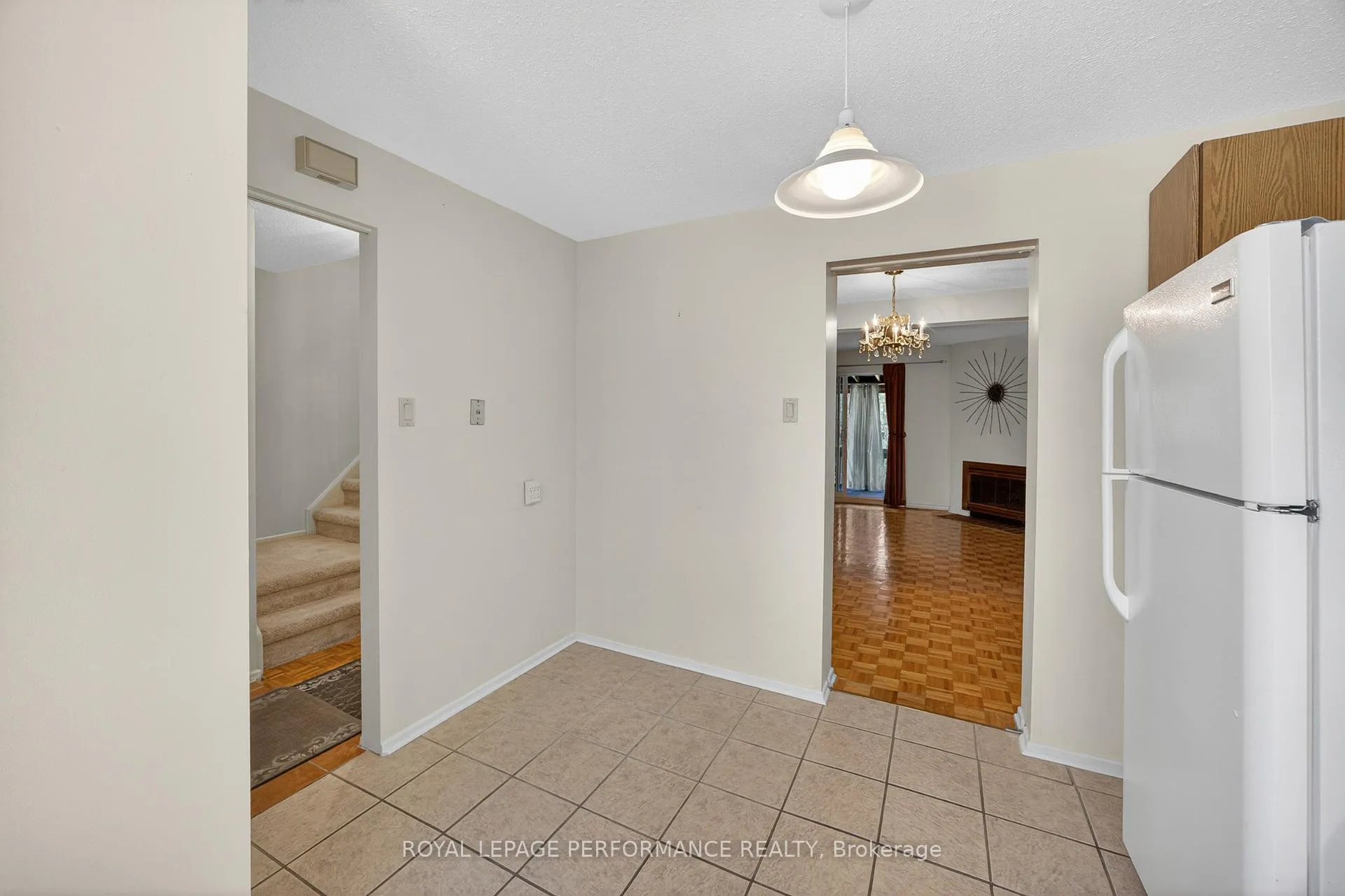 Photo 17 of 402 Duval Lane, Ottawa, Queenswood Heights South — HOMEH