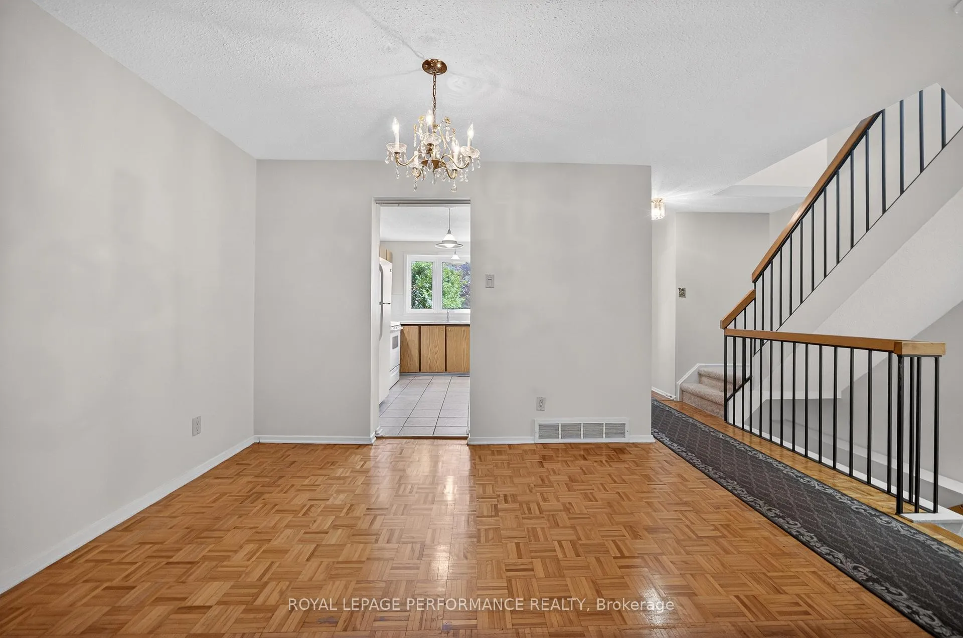 Photo 18 of 402 Duval Lane, Ottawa, Queenswood Heights South — HOMEH