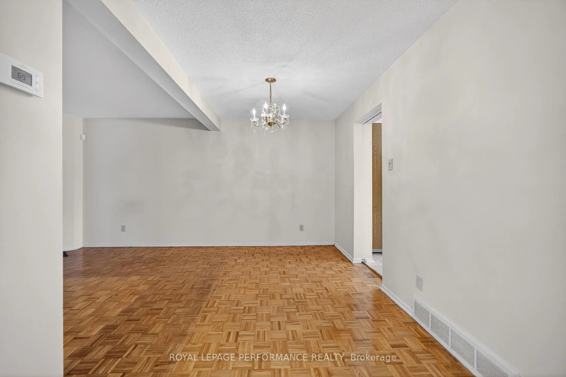 Photo 20 of 402 Duval Lane, Ottawa, Queenswood Heights South — HOMEH