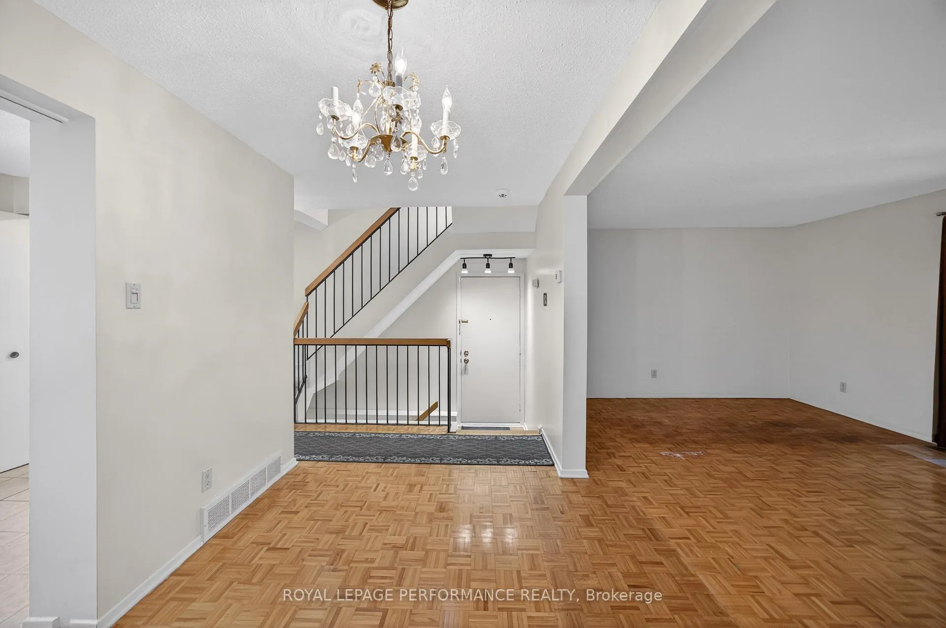 Photo 22 of 402 Duval Lane, Ottawa, Queenswood Heights South — HOMEH