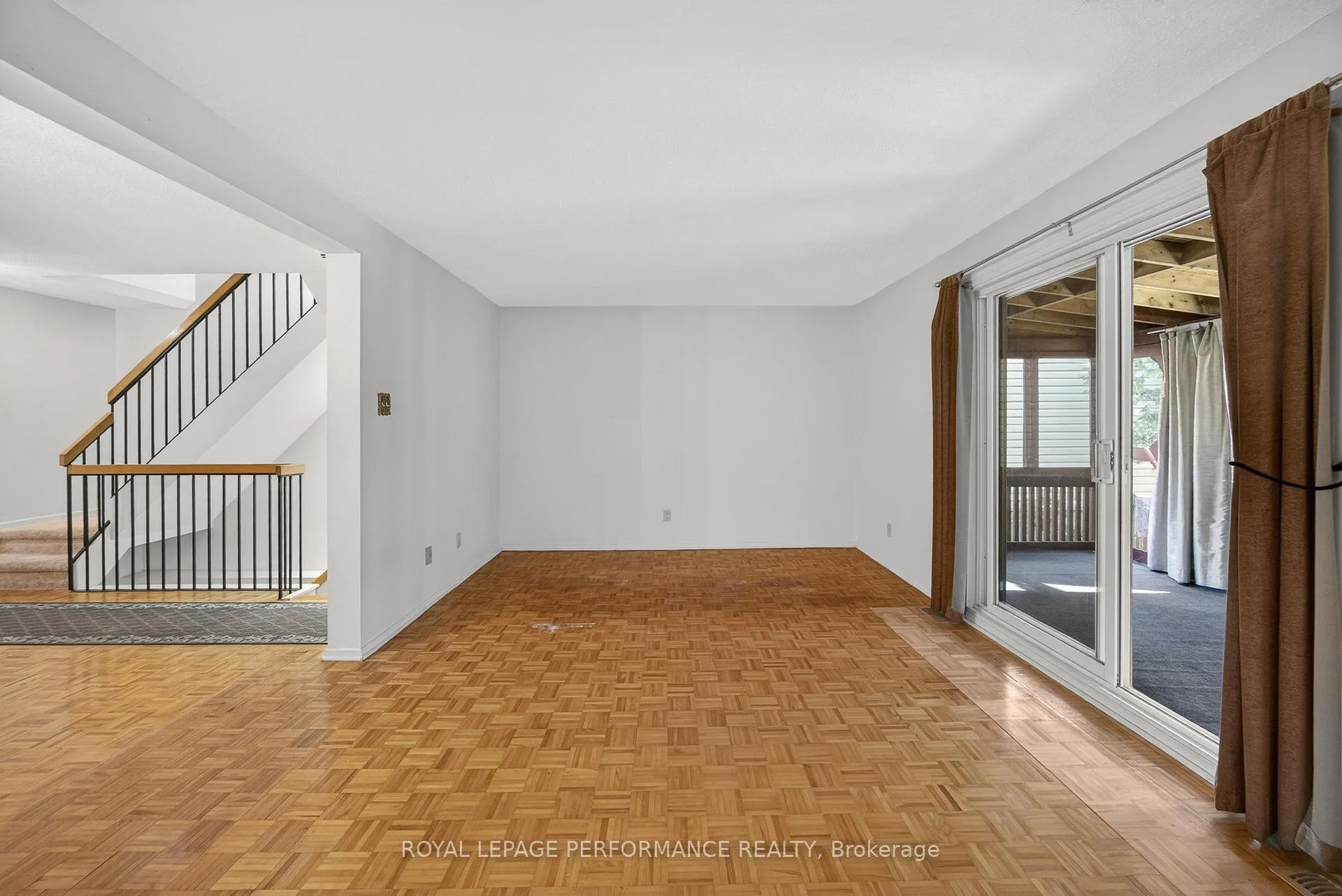 Photo 24 of 402 Duval Lane, Ottawa, Queenswood Heights South — HOMEH