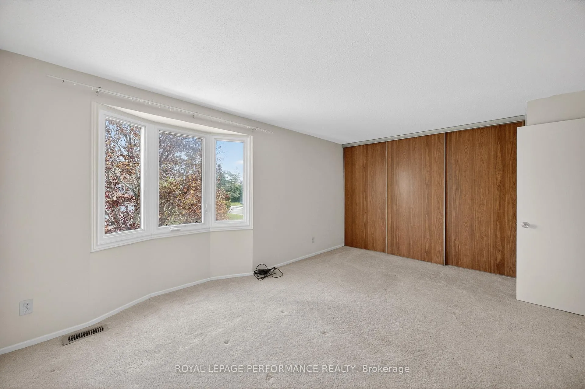 Photo 31 of 402 Duval Lane, Ottawa, Queenswood Heights South — HOMEH