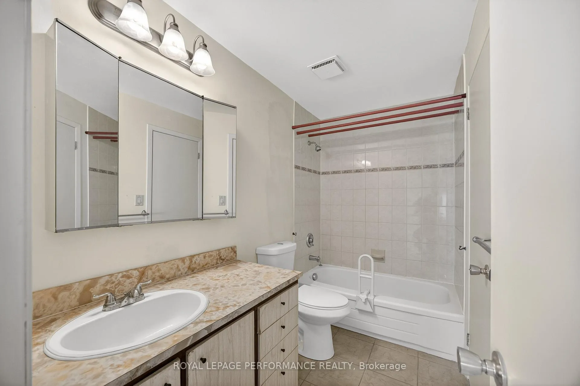 Photo 34 of 402 Duval Lane, Ottawa, Queenswood Heights South — HOMEH