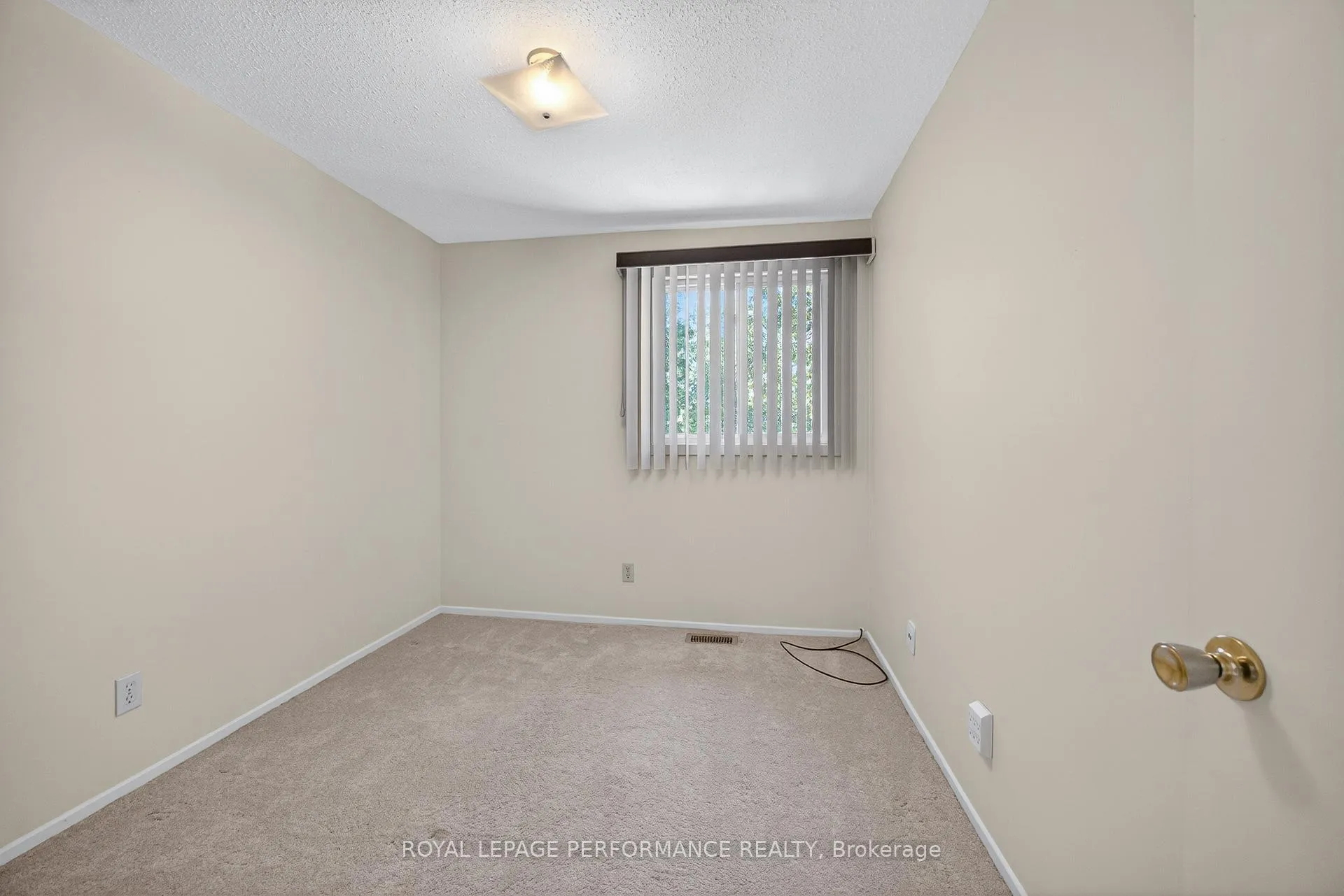 Photo 36 of 402 Duval Lane, Ottawa, Queenswood Heights South — HOMEH