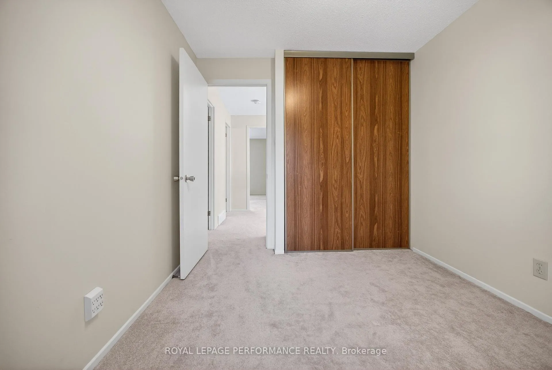 Photo 37 of 402 Duval Lane, Ottawa, Queenswood Heights South — HOMEH