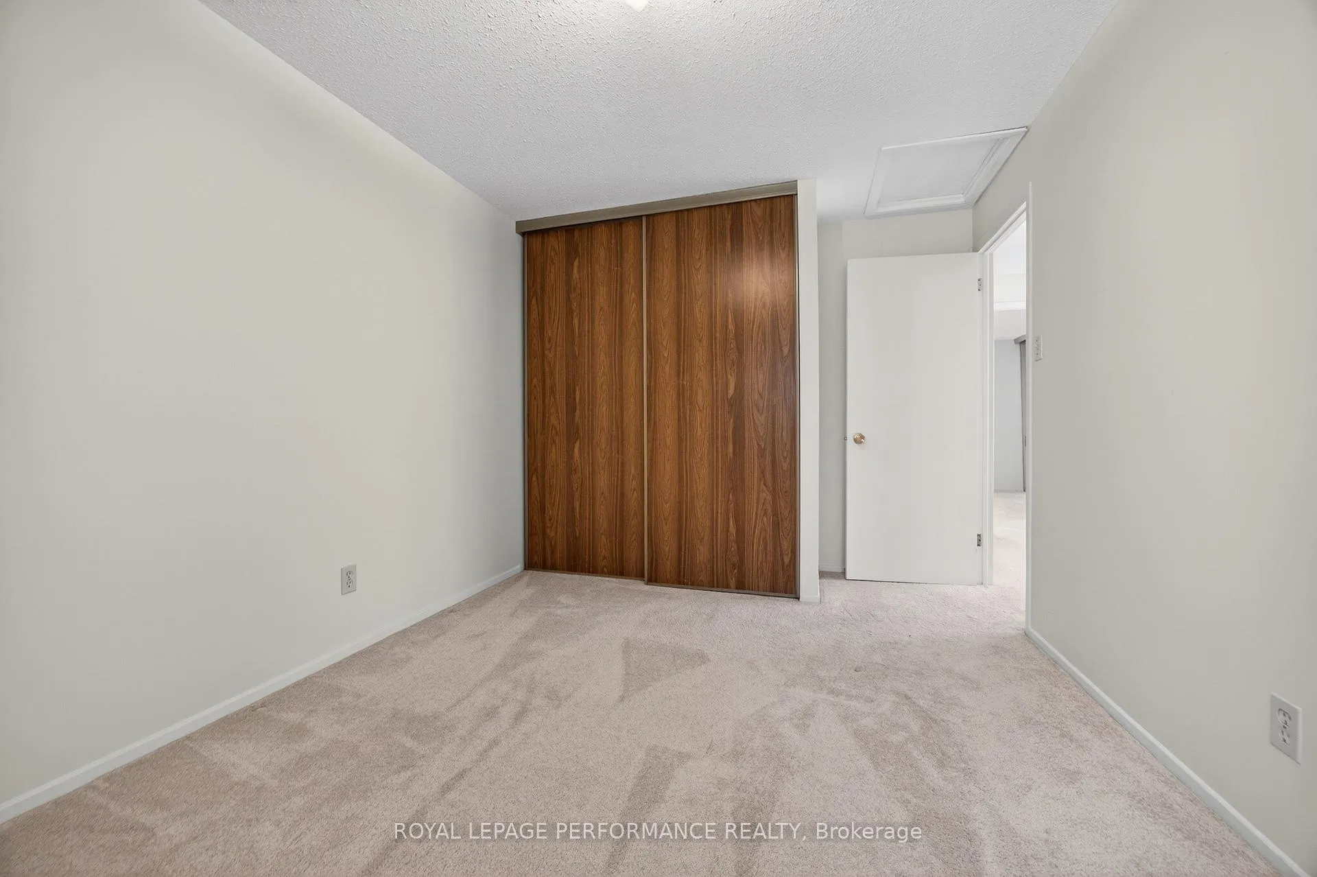 Photo 39 of 402 Duval Lane, Ottawa, Queenswood Heights South — HOMEH