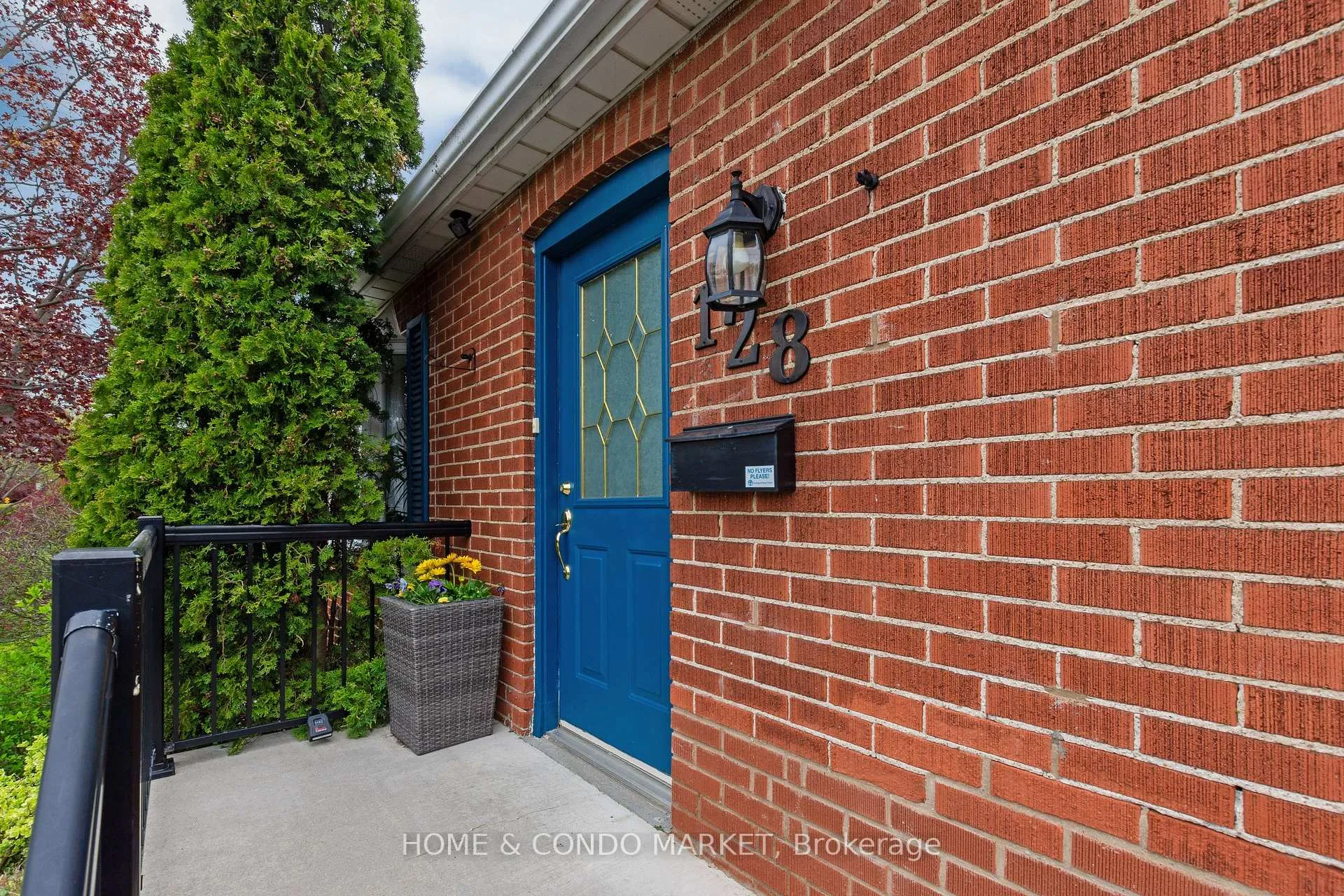 Photo 3 of 128 Bond Street N, Hamilton, Westdale — HOMEH