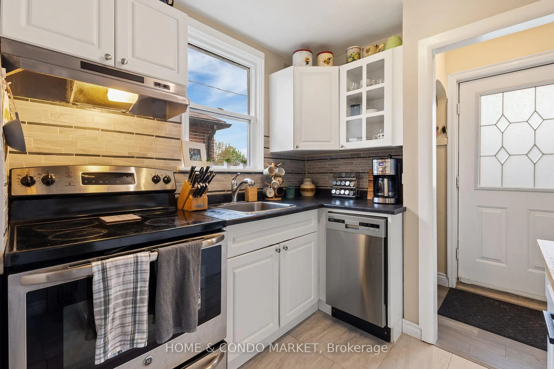 Photo 8 of 128 Bond Street N, Hamilton, Westdale — HOMEH