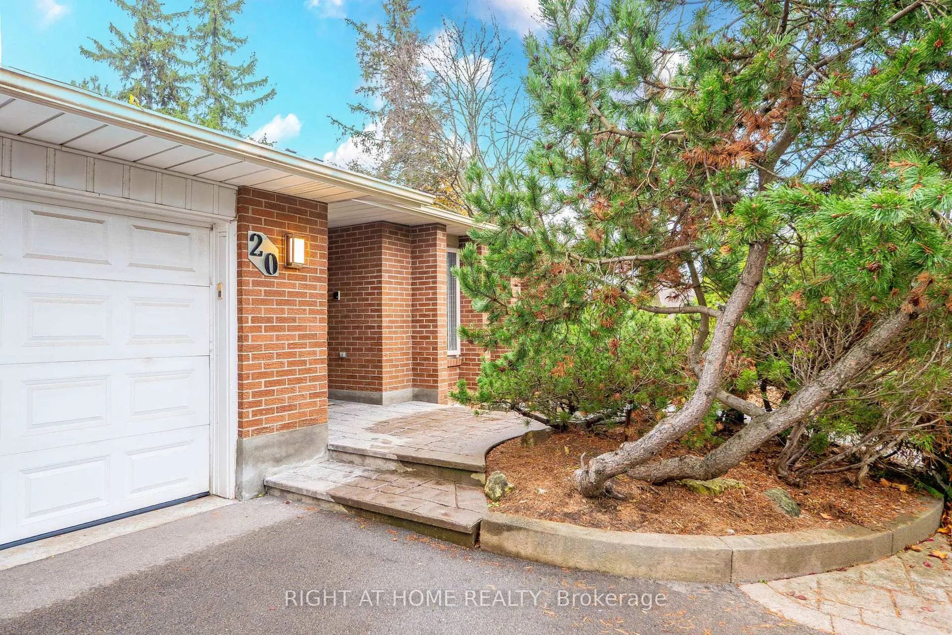 Photo 3 of 20 Pine Ridge Lane, Brampton, Brampton East — HOMEH