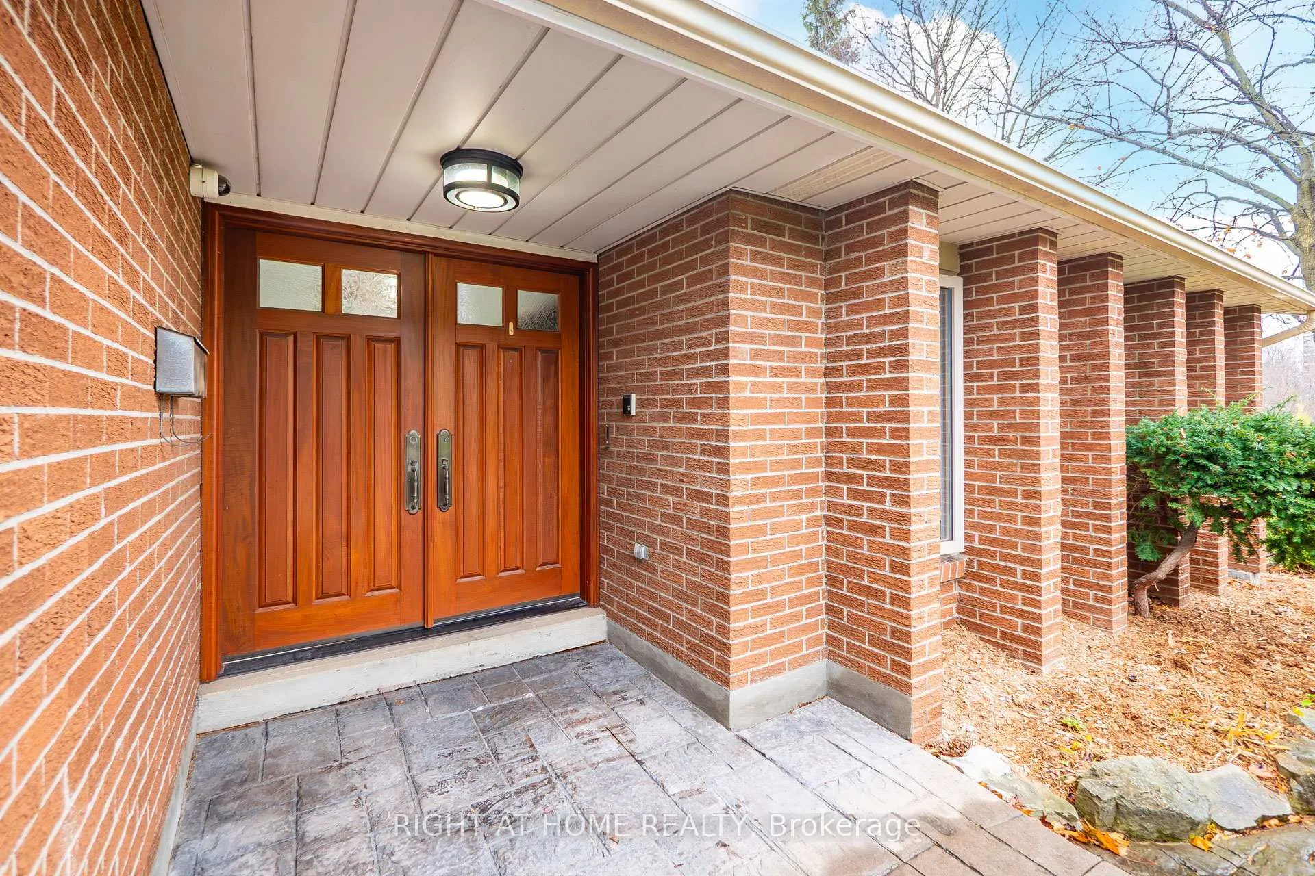 Photo 4 of 20 Pine Ridge Lane, Brampton, Brampton East — HOMEH