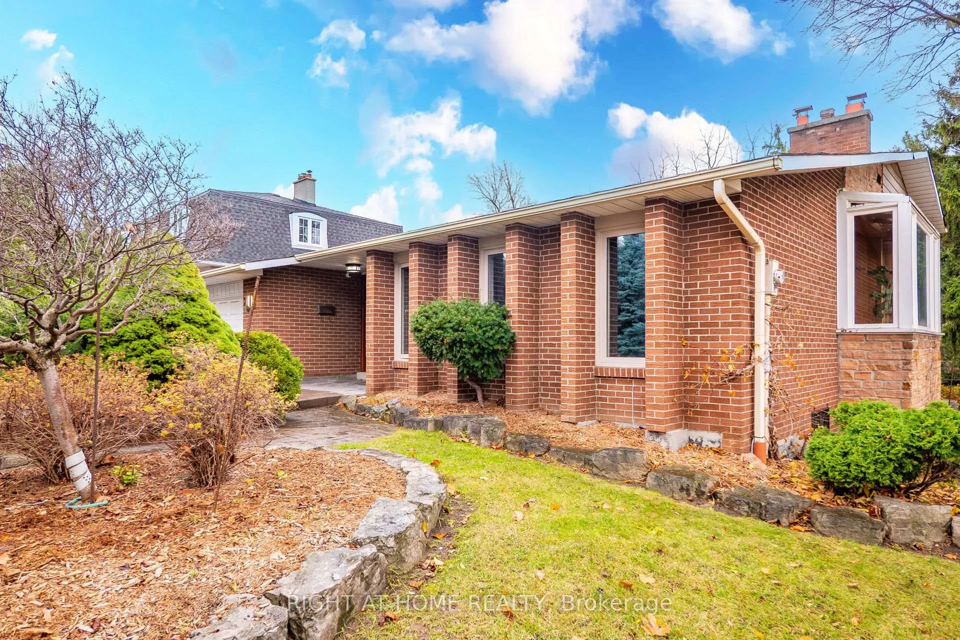 Photo 5 of 20 Pine Ridge Lane, Brampton, Brampton East — HOMEH