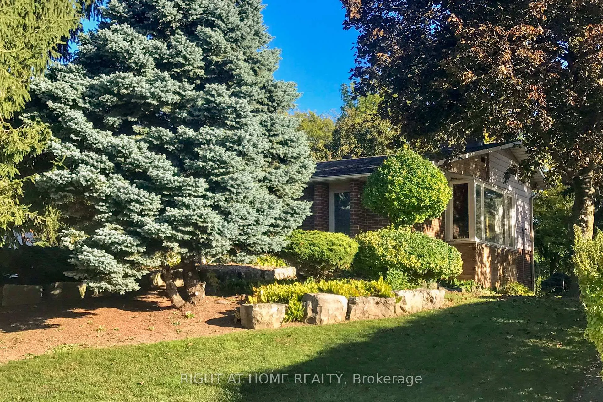 Photo 6 of 20 Pine Ridge Lane, Brampton, Brampton East — HOMEH