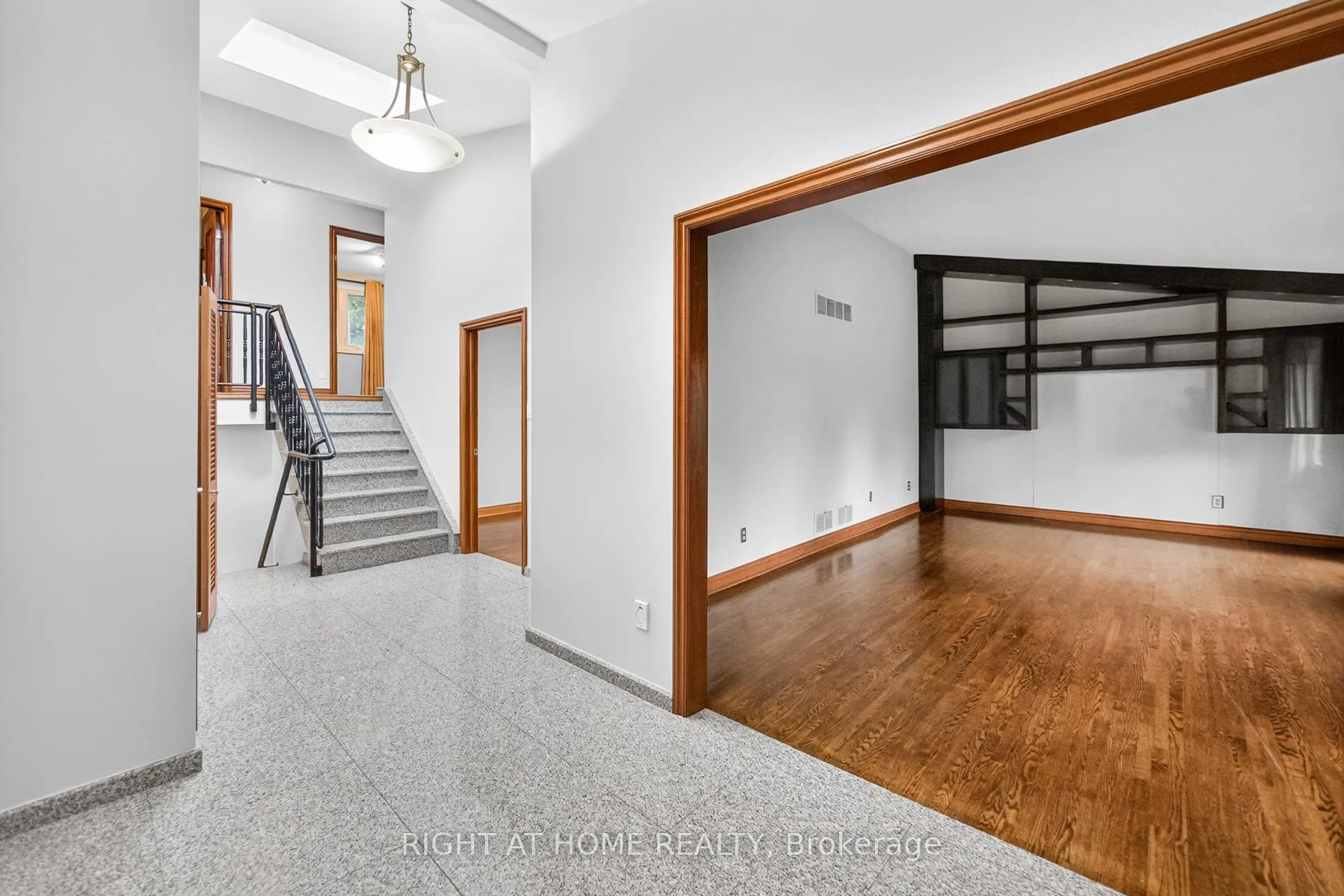 Photo 7 of 20 Pine Ridge Lane, Brampton, Brampton East — HOMEH