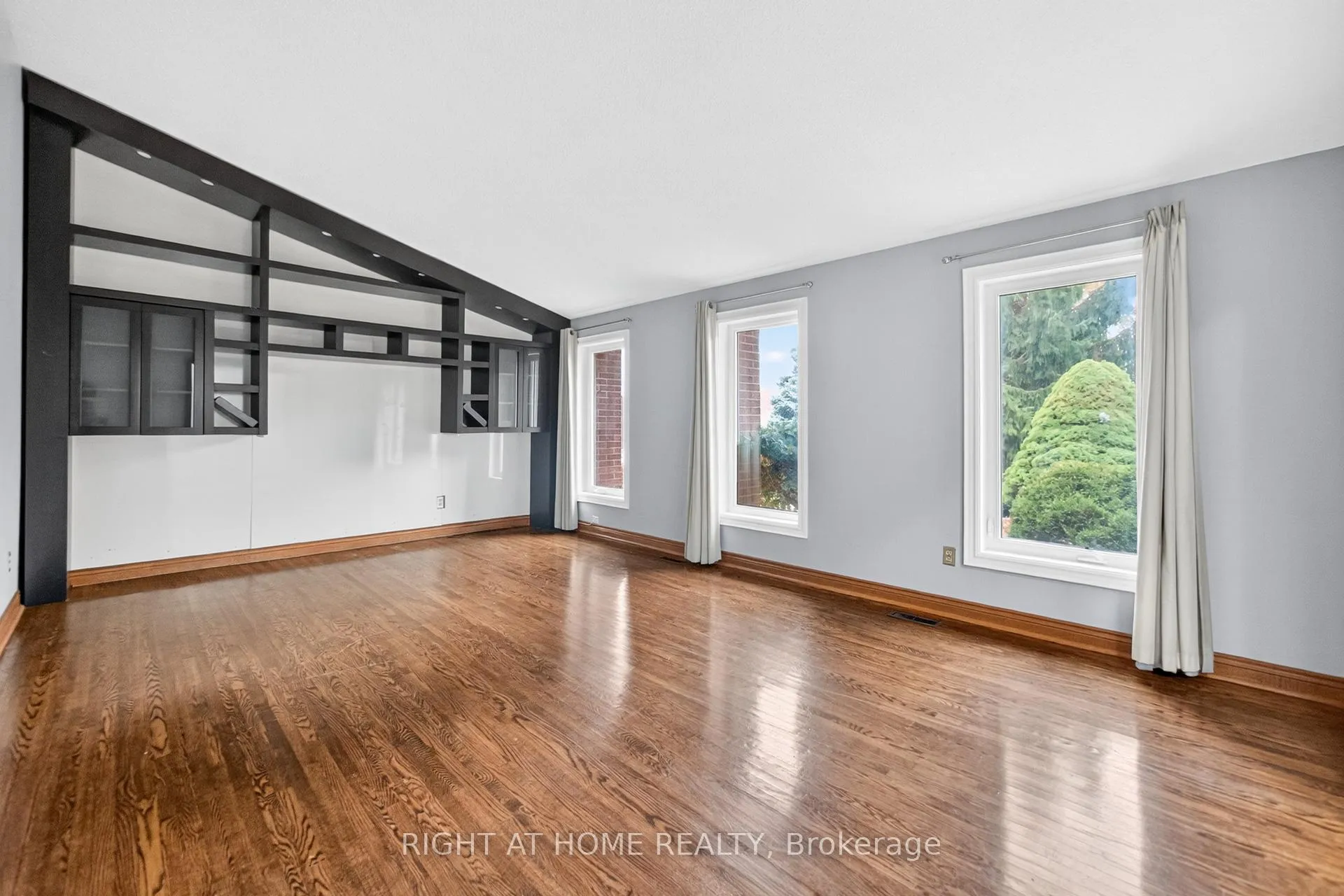 Photo 8 of 20 Pine Ridge Lane, Brampton, Brampton East — HOMEH