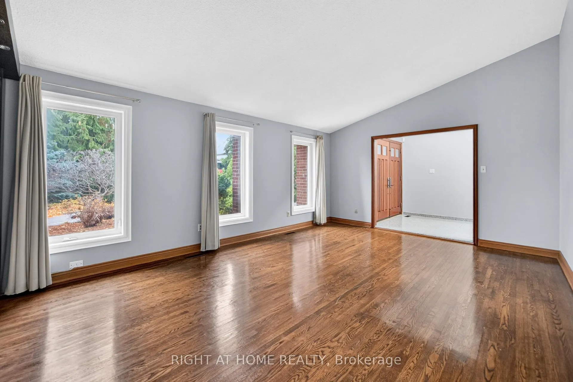 Photo 9 of 20 Pine Ridge Lane, Brampton, Brampton East — HOMEH