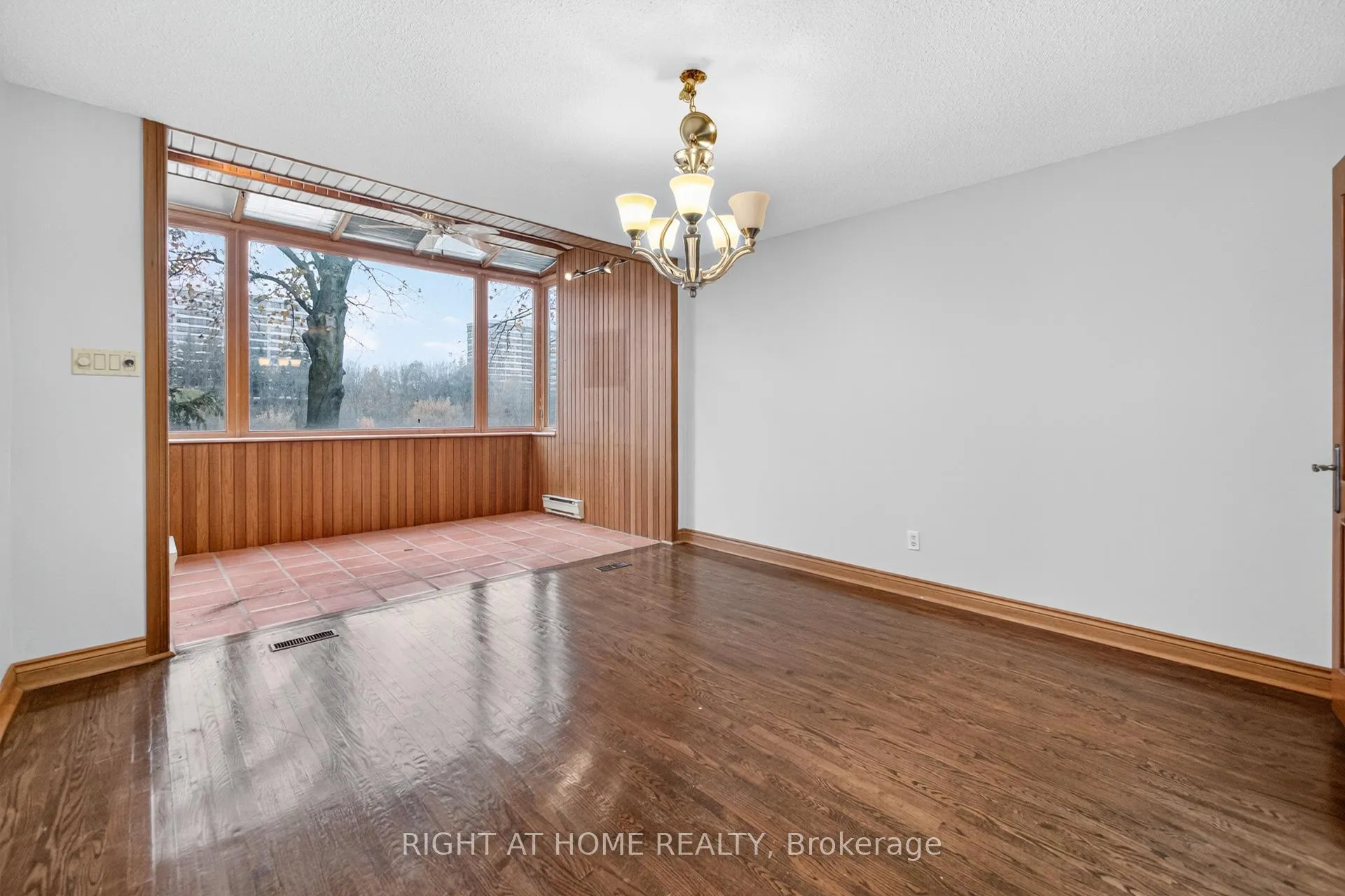 Photo 10 of 20 Pine Ridge Lane, Brampton, Brampton East — HOMEH