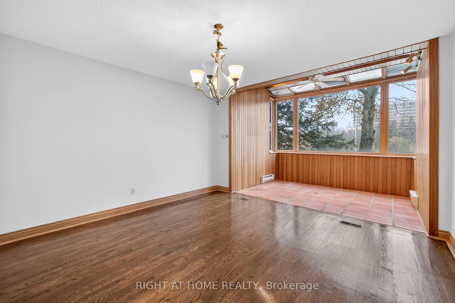 Photo 11 of 20 Pine Ridge Lane, Brampton, Brampton East — HOMEH