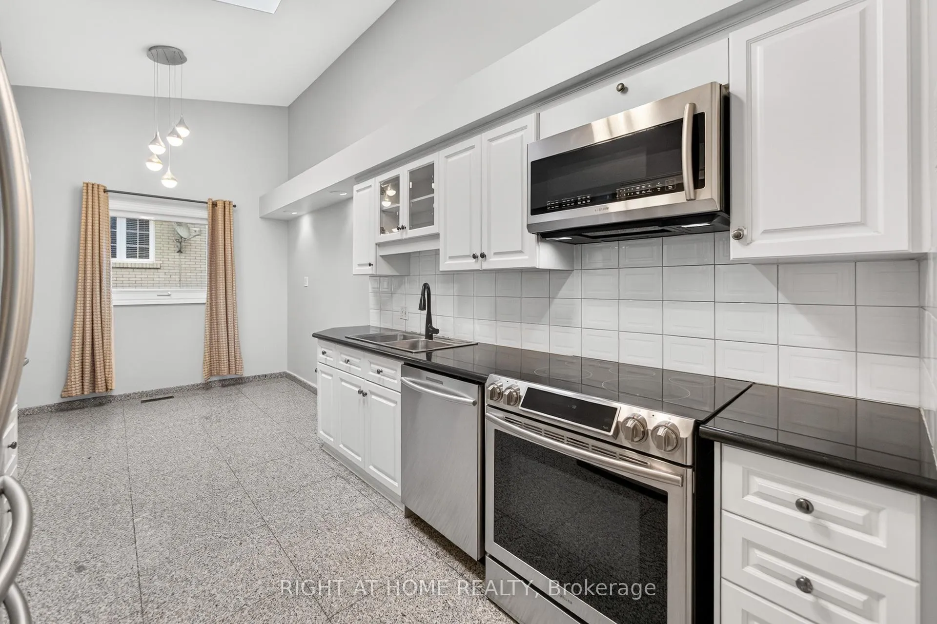 Photo 13 of 20 Pine Ridge Lane, Brampton, Brampton East — HOMEH