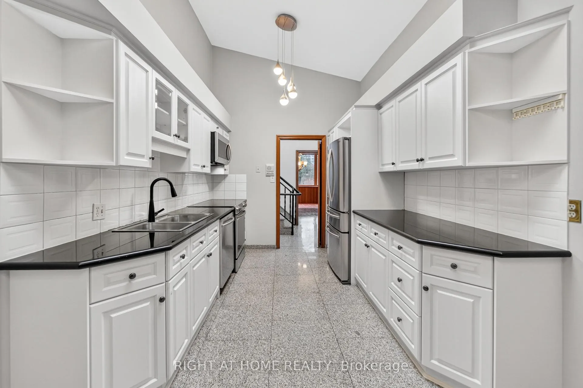 Photo 15 of 20 Pine Ridge Lane, Brampton, Brampton East — HOMEH