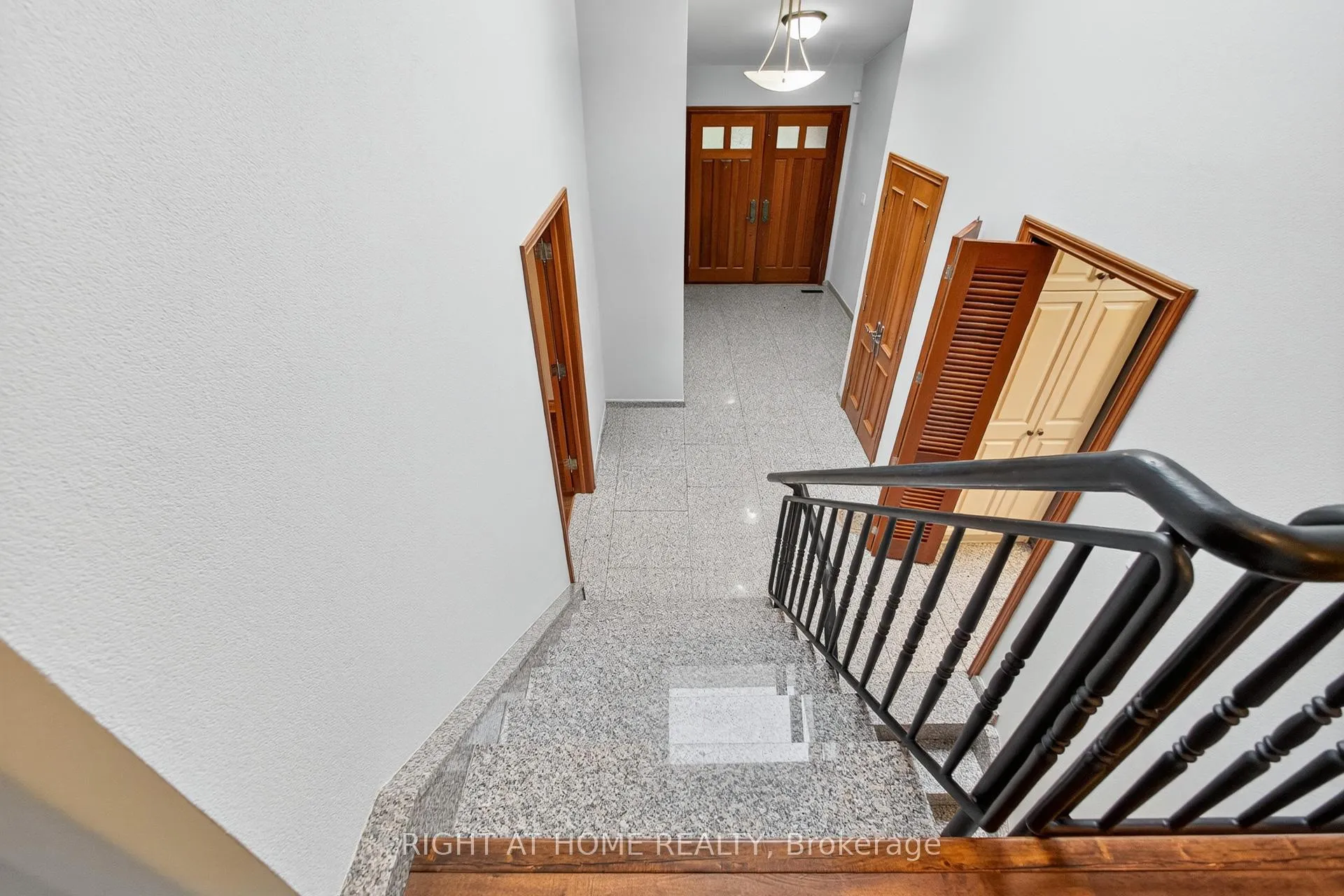 Photo 16 of 20 Pine Ridge Lane, Brampton, Brampton East — HOMEH