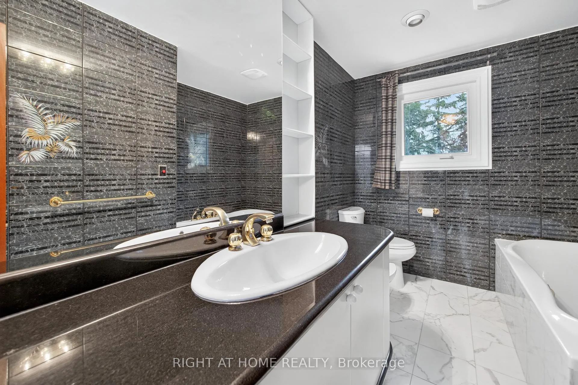 Photo 19 of 20 Pine Ridge Lane, Brampton, Brampton East — HOMEH