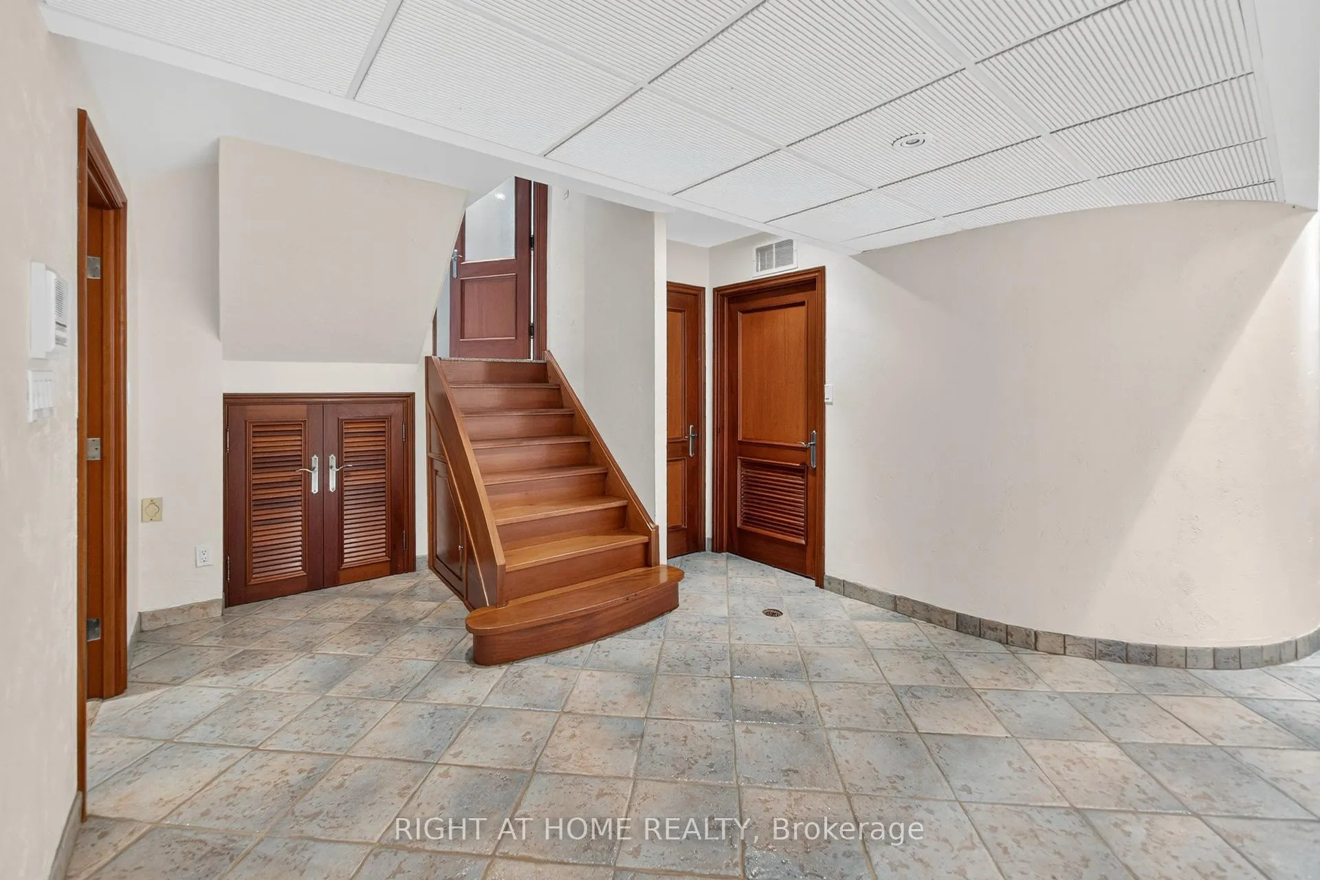 Photo 30 of 20 Pine Ridge Lane, Brampton, Brampton East — HOMEH