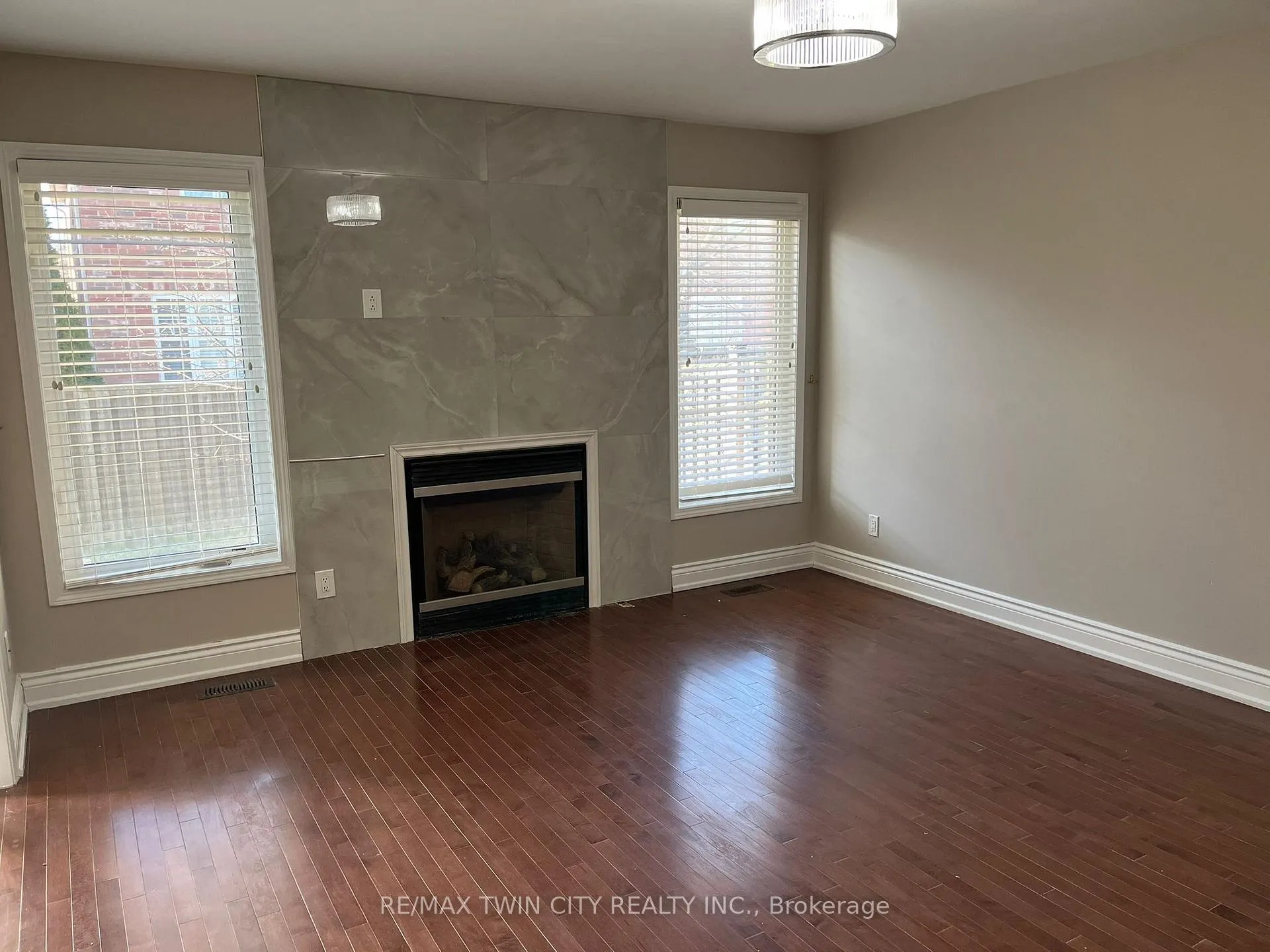 Photo 4 of Unit Main, 239 Mcdougall Crossing, Milton, Harrison — HOMEH
