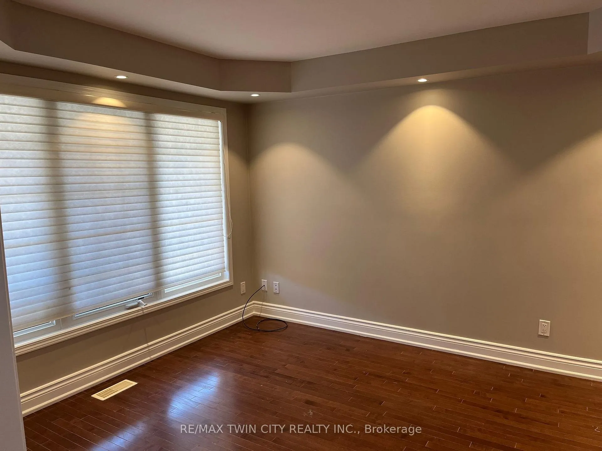 Photo 5 of Unit Main, 239 Mcdougall Crossing, Milton, Harrison — HOMEH