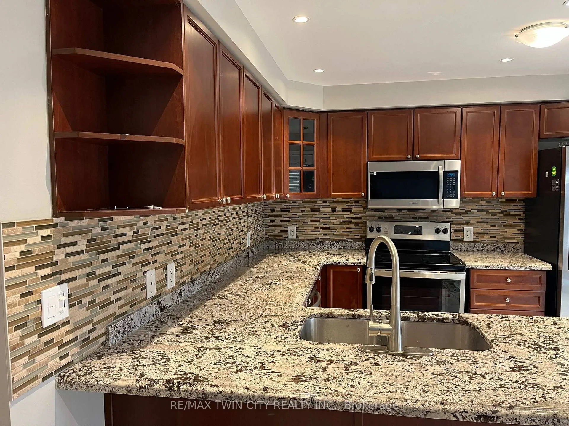 Photo 8 of Unit Main, 239 Mcdougall Crossing, Milton, Harrison — HOMEH