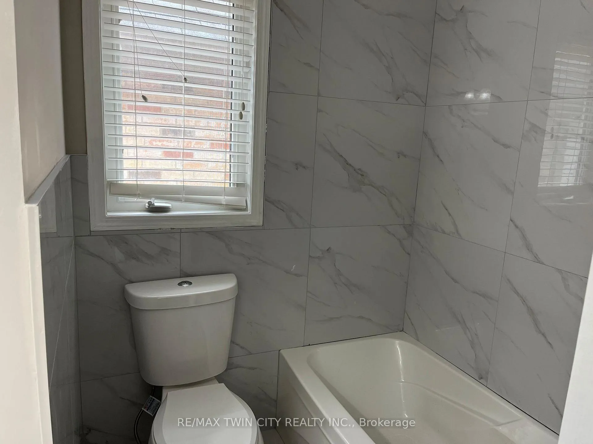Photo 9 of Unit Main, 239 Mcdougall Crossing, Milton, Harrison — HOMEH