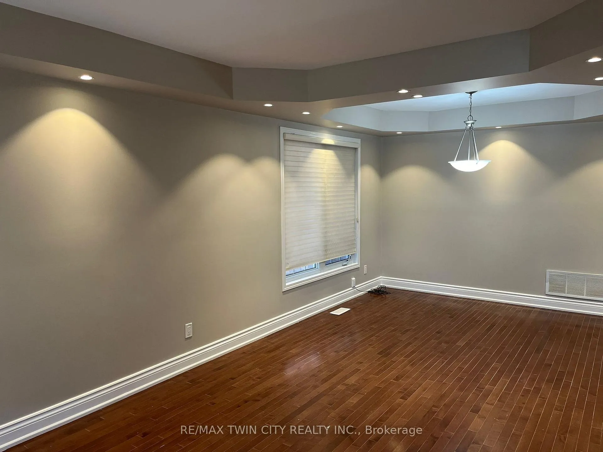 Photo 10 of Unit Main, 239 Mcdougall Crossing, Milton, Harrison — HOMEH